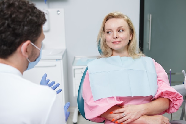 Dentiste professionnel traitant les dents du patient