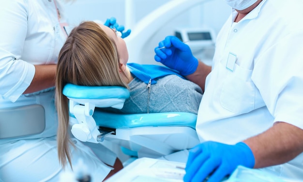 Dentiste et son assistant effectuant un examen approfondi