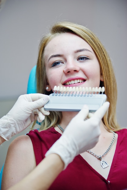 Une dentiste talentueuse qui détermine quelle est la couleur de ses dents pour sa patiente.