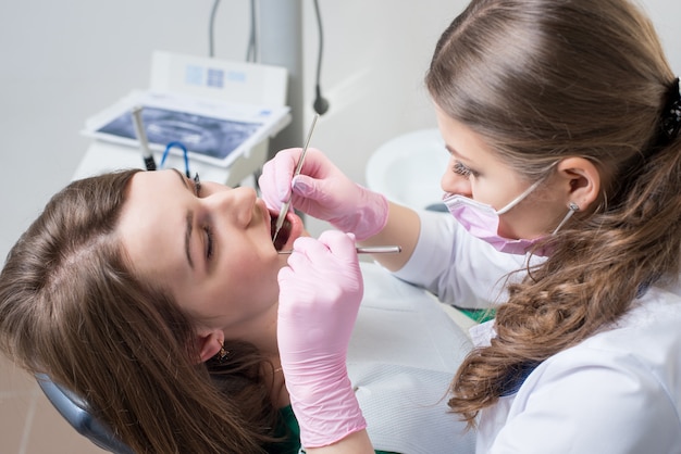 dentiste traitant les dents des patients