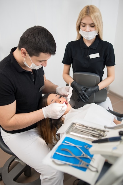 Dentiste Traitant Un Patient à La Clinique