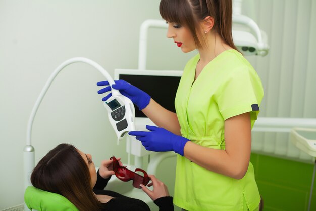 Le dentiste traite des dents au client dans un cabinet dentaire