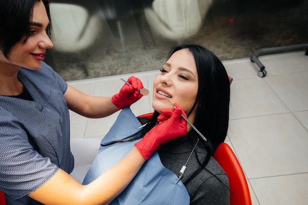 Le dentiste traite les dents de la jeune fille au patient. Dentisterie