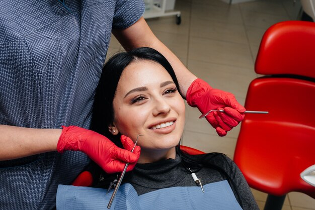 Le dentiste traite les dents de la jeune fille au patient. Dentisterie