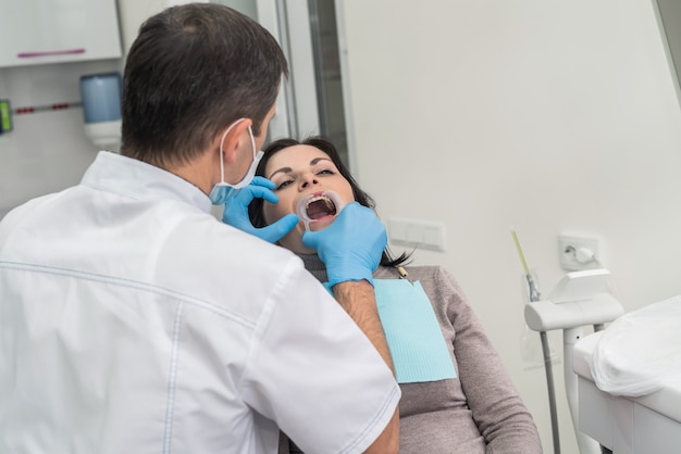 Dentiste travaillant avec une patiente de près