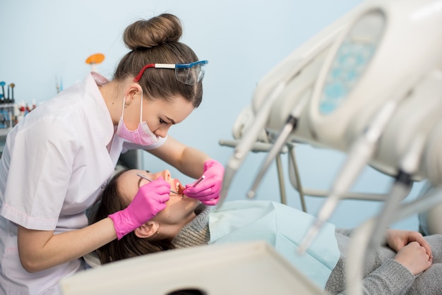 Dentiste vérifiant les dents du patient