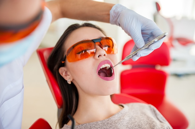 Dentisterie, bouche ouverte à la belle fille brune.