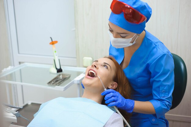 Dentisterie, examen du patient et traitement chez le dentiste