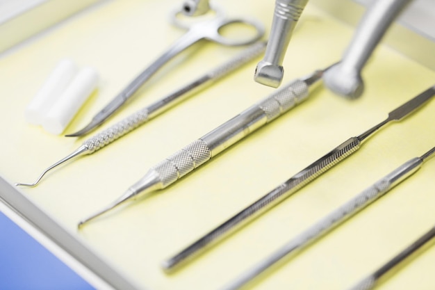 dentisterie, médecine, équipement médical et concept de stomatologie - gros plan d'instruments dentaires