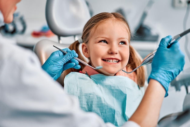 Dentisterie pour enfants Photo amusante en direct d'un enfant qui rit au rendez-vous chez le dentiste et détourne le regard Espace de copie
