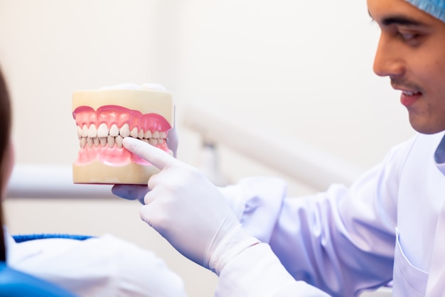 Dentisterie et soins dentaires. Dents de contrôle de dentiste pour patient asiatique. Mode de vie du médecin et travail dans une clinique dentaire.