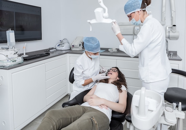 Dentistes effectuant l'examen dentaire d'un client