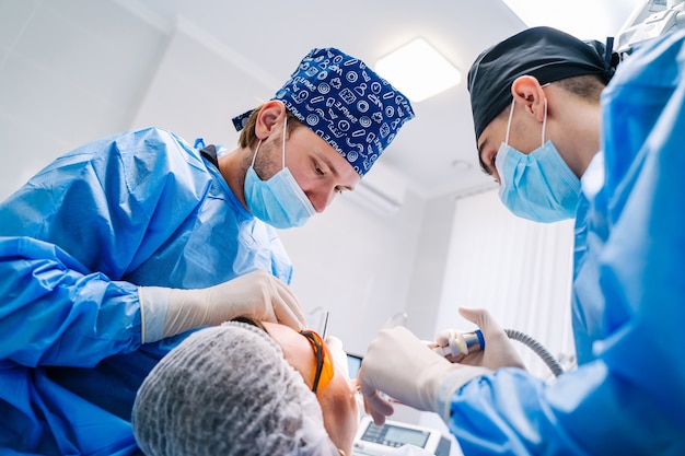 Les dentistes effectuent un contrôle de stomatologie