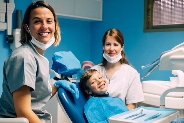 Des dentistes examinant un patient en clinique