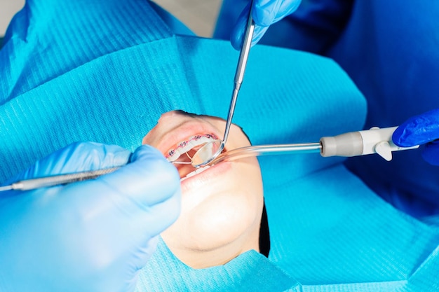 Dentistes faisant une endodontie à une patiente avec des crochets