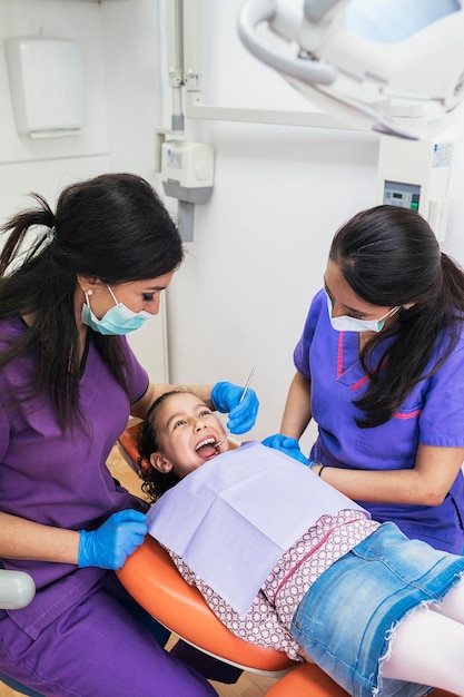 Dentistes lors d'une intervention dentaire avec un patient. Concept de dentiste