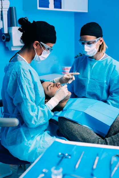 Dentistes opérant des patients dans une clinique médicale