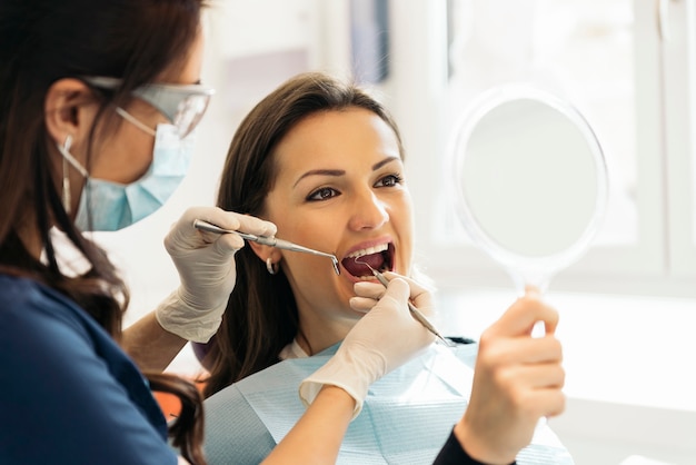 Dentistes avec un patient lors d'une intervention dentaire. Concept médical.