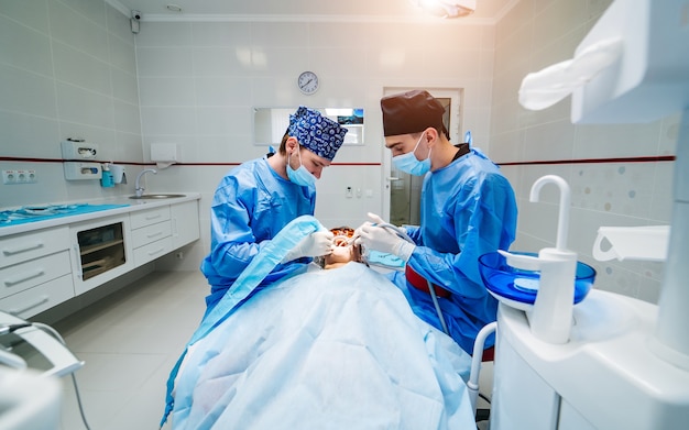 Les dentistes travaillent dans une clinique de stomatologie moderne.