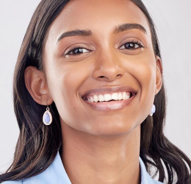 Dents du visage et portrait de femme se détendre se sentir heureux confiant et excité isolé sur un fond blanc de studio Soins dentaires des employés et travailleuse indienne avec hygiène buccale ou buccale