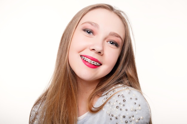 Dents, émotions, santé, personnes, dentiste et concept de mode de vie - Sourire sain et beau, l'enfant chez le dentiste. Portrait d'une petite fille avec appareil orthodontique.