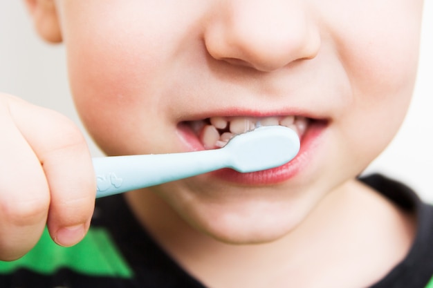dents d'enfant avec une brosse à dents