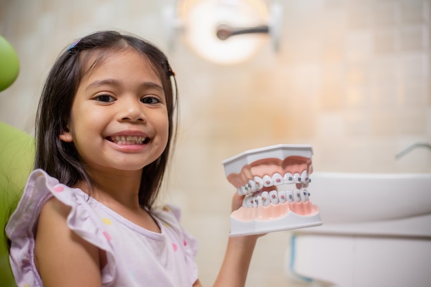 Les dents des petites filles asiatiques sont en bonne santé dans le cabinet dentaire Soins dentaires Soins dentaires
