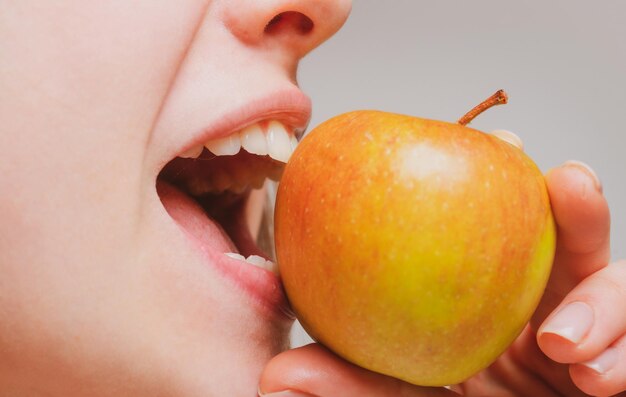 Dents saines et pomme Soins dentaires Femme mordant une pomme Bouche gros plan