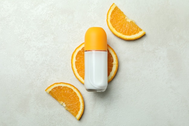 Déodorant orange vierge sur fond texturé blanc