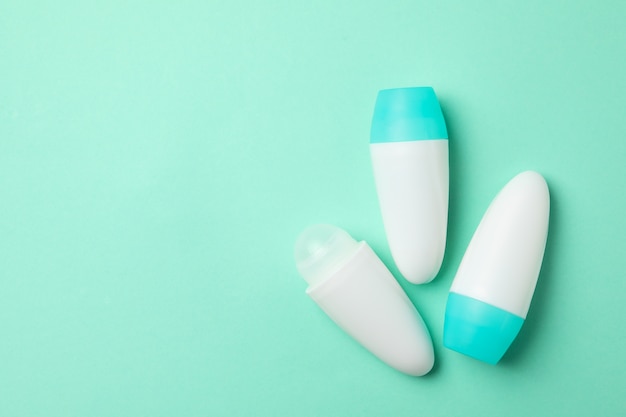 Déodorants anti-transpirants corporels roll-on sur fond de menthe, espace pour le texte
