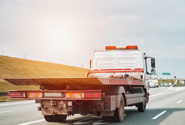 Photo dépanneuse vide avec lecteurs sur une autoroute