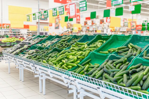 Département de légumes avec un large choix dans un grand supermarché. Le végétarisme et un mode de vie sain.