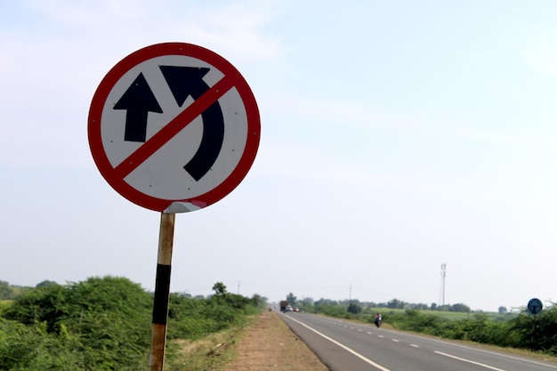 Dépassement interdit signe sur la route nationale 218.