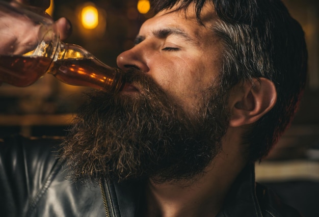 Dépendance à l'alcool homme ivre homme ivre ayant un problème de dépendance à l'alcool abus d'alcoolisme concept