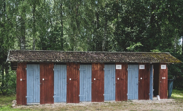 Dépendance en bois ou toilettes wc dans une forêt