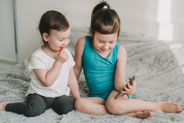 Dépendance Des Enfants Aux Gadgets Apprentissage En Ligne Pour Les Enfants D'âge Préscolaire Dépendance Des Enfants Au Téléphone Portable