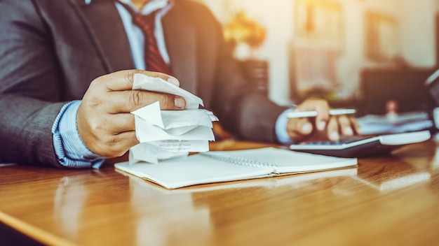 Dépenses d&#39;entreprise homme d&#39;âge moyen au bureau.