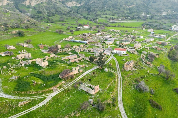 Dépeuplement rural à Chypre Village abandonné Souskiou dans le paysage aérien du district de Paphos