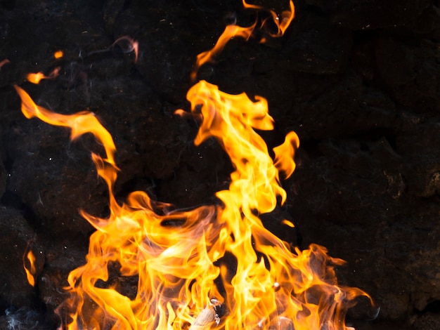 Photo déplacement de flammes vibrantes sur fond noir