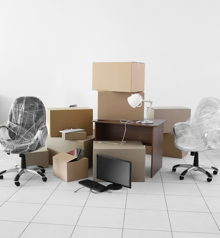 Photo déplacer des boîtes en carton et des effets personnels dans des bureaux vides