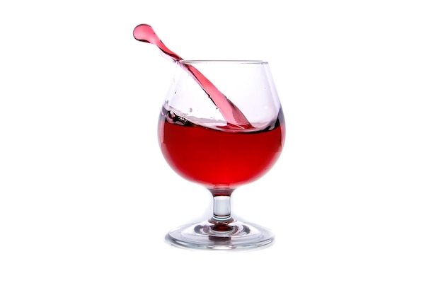 Photo déplacer un verre de vin rouge sur fond blanc