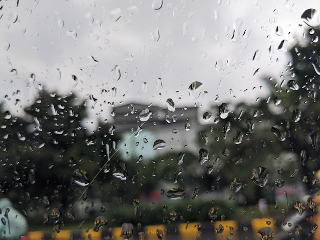 Déposez de l'eau sur la vitre avant de la voiture