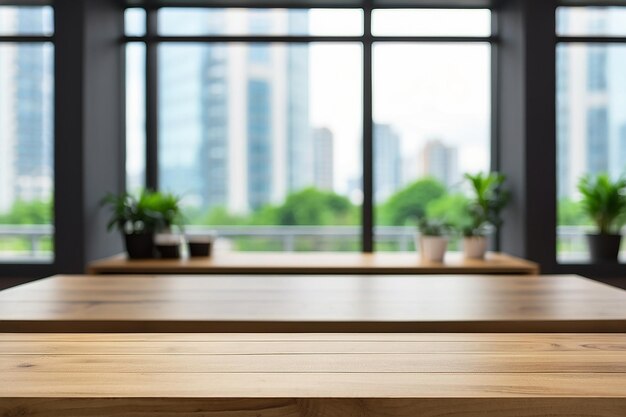 Dépôt de table en bois vide sur fond de bureau à grande fenêtre flouePour créer une affichage de produit ou une mise en page visuelle clé de conception