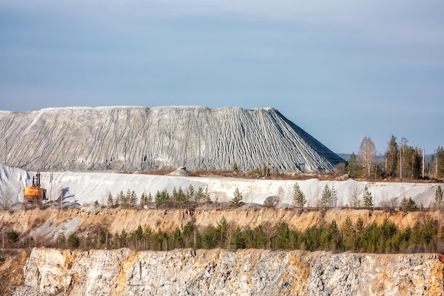 Dépotoir sur une carrière calcaire