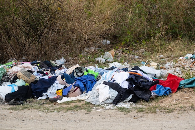 Dépotoir illégal près d'une route de campagne Pollution indésirable dans la nature