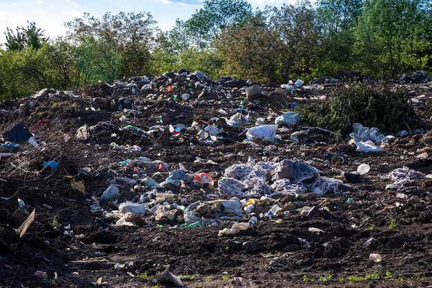 Dépotoir en plein air à l'extérieur de la ville