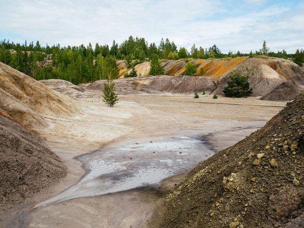 Dépôts d'argiles réfractaires. Grande carrière d'argile de différentes couleurs