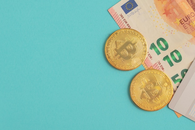 Dépôts de crédit en espèces opérations de change transferts d'argent billets en euros carte bitcoins avec espace de copie sur fond bleu Tous les modes de paiement