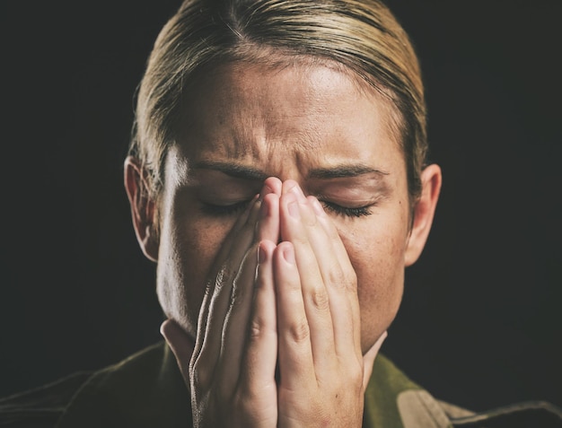 Dépression en pleurs et soldat militaire triste avec le stress de l'armée sur un fond de studio noir Femme déprimée frustrée et vétéran avec anxiété traumatique ptsd et problème de santé mentale