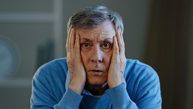 Déprimé frustré vieil homme de race blanche senior choqué triste personnes âgées matures mâle se sentant inquiet